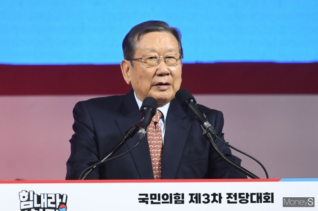 유흥수 국민의힘 선거관리위원장이 2일 열린 마지막 합동연설회에서 당대표·최고위원 후보들에게 "좋은 정책·정견·비전으로 승부하는 신사다운 모습을 보여달라"고 당부했다. 사진은 유 위원장이 이날 오후 경기 고양시 일산서구 고양체육관에서 열린 국민의힘 제3차 전당대회 서울·인천·경기 합동연설회에서 인사말을 하고 있는 모습. /사진=장동규 기자