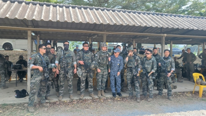 우리측 코브라골드 훈련전대장 김태열 해군 대령이 훈련 중인 해병대원들을 격려하고 있다..