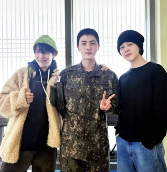 군 복무 중인 방탄소년단 진과, 멤버 제이홉, 지민. /사진= 진 인스타그램 캡처