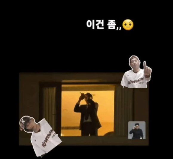 이정후가 숙소 창가에 서서 휴대전화를 하는 모습이 그대로 카메라에 담겨 촬영됐다./사진=이정후 인스타그램 캡처