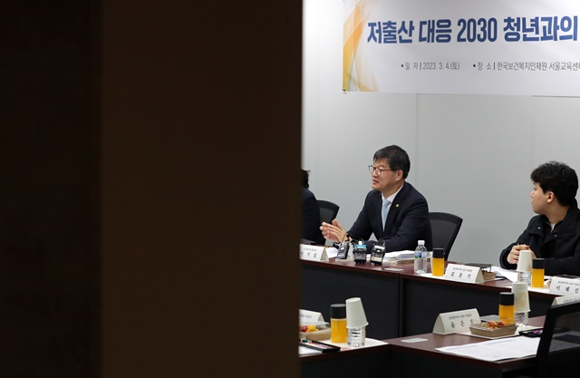 이기일 보건복지부 제1차관이 지난 4일 오전 서울 중구 한국보건복지인재원 서울교육센터에서 열린 저출산 대응 2030 청년과의 긴급 간담회에 참석해 발언하고 있다./사진=뉴스1