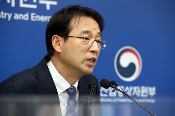 강감찬 산업통상자원부 무역안보정책관이 6일 세종시 정부세종청사에서 한국과 일본 정부는 수출규제에 관한 현안사항에 대해 지난 2019년 7월 이전 상태로 되돌리기 위한 양자협의를 신속히 해나가기로 했다고 밝히고 있다. / 사진=뉴시스 종민 기자