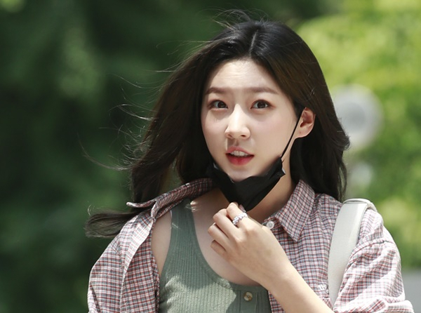 배우 김새론이 만취 상태로 음주운전을 하다 사고를 낸 혐의로 법정에 선다. 사진은 지난 2020년 6월 서울 여의도 KBS홀에서 열리는 '6.15 남북공동선언 20주년 기념 평화음악회-길을 걷다' 공연을 위해 방송국에 들어선 배우 김새론. /사진=뉴스1