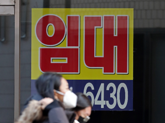 서울 서초구 반포동 '래미안 원베일리'(신반포3차·경남아파트 통합 재건축) 아파트 단지 내 상가가 다음달 초 3.3㎡당 최고 1억1000만원선에 일반 분양을 시작한다. 분양가가 역대 최고 수준으로 높게 책정된 데다 인근 유동인구가 많아 시선이 모이고 있다./사진=뉴시스