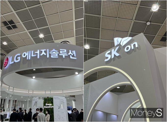 LG에너지솔루션과 SK온이 오는 15일부터 사흘 동안 열리는 국내 최대 배터리 산업 전시회 '인터배터리 2023'에 참가한다. 사진은 인터배터리 2022에 참가한 LG에너지솔루션과 SK온. /사진=김동욱 기자