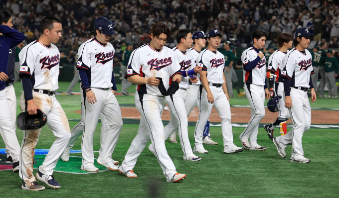 월드베이스볼클래식(WBC) B조 호주와 경기에서 패배한 한국 대표팀이 더그아웃으로 향하고 있다. /사진= 뉴시스