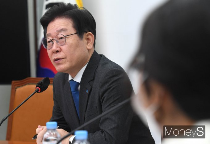 지난 9일 이재명 더불어민주당 대표의 최측근인 전모씨가 숨진 채 발견됐다. 사진은 지난 9일 더불어미주당 학교폭력 근절및 피해자 회복 지원을 위한 간담회에 참석한 이재명 더불어민주당 대표. /사진=장동규 기자