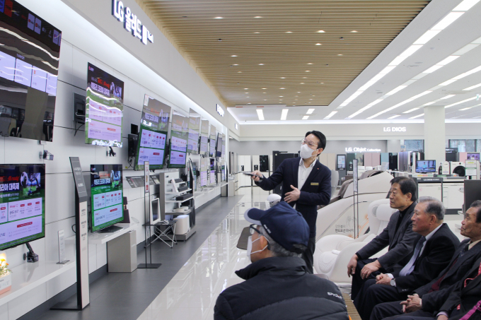 LG전자 베스트샵 공주점은 시니어 고객들이 전자기기와 친숙해지고 다양한 편의 기능도 손쉽게 활용할 수 있도록 디지털 기기 강좌를 진행하고 있다. / 사진=LG전자