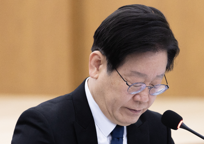 이재명 더불어민주당 대표 자신의 경기지사 시절 초대 비서실장을 지낸 전모씨가 숨진 채 발견된 것에 대해 "검찰의 미친 칼날을 도저히 용서할 수 없다"고 밝혔다. 사진은 10일 경기 수원시 경기도의회에서 열린 최고위원회의에서 발언을 마친 뒤 생각에 잠긴 이 대표. /사진=뉴스1