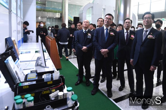 [머니S포토] 흙의 날 기념식 및 심포지엄, 전시물 둘러보는 정황근 농림축산식품부 장관
