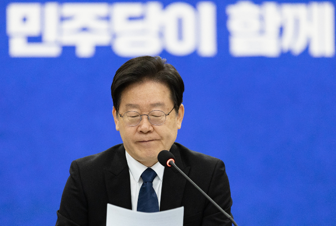 이재명 더불어민주당 대표의 측근이자 이 대표의 경기지사 시절 비서실장을 맡았던 전모씨가 극단적 선택을 한 것을 두고 여아가 상반된 입장을 보였다. 사진은 10일 경기 수원시 경기도의회에서 열린 최고위원회의에서 발언하는 이 대표. /사진=뉴스1