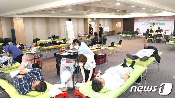 전남개발공사는 10일 사옥 대강당에서 임직원과 도민들이 참여하는 '헌혈 동참 캠페인' 행사에 동참했다./뉴스1