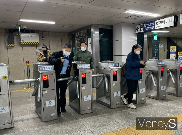 서울시의회 교통위원회가 지하철·버스요금을 300원 인상하는 조건으로 조정안을 통과시켰다. 사진은 지난달 7일 서울 종각역 1호선 개찰구를 오가는 승객들의 모습. /사진=염윤경 기자 