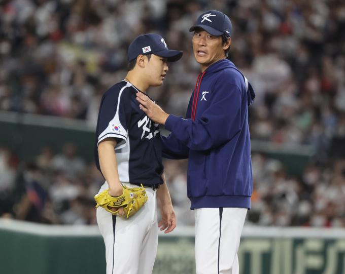 한국 WBC 대표팀 정현욱 투수코치가 밀어내기 볼넷을 허용한 김윤식을 다독이고 있다. /사진= 뉴스1