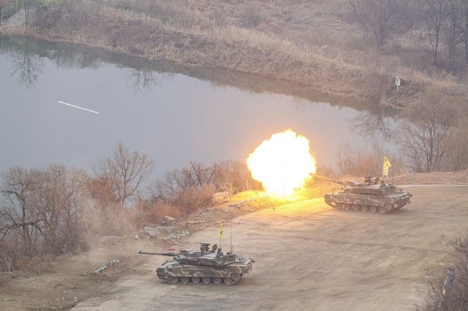 지난 9일 경기도 양평종합훈련장에서 실시된 제11기동사단 제병협동 전투사격훈련. K-2 전차가 표적을 향해 사격하고 있다.(육군 제공)