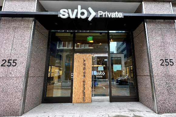 미국 캘리포니아주 샌프란시스코에 위치한 실리콘밸리은행(SVB)의 문에 안내문이 걸려 있다./사진=로이터