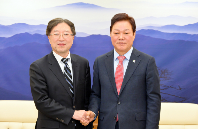 박완수 경남도지사와 오스카 츠요시 주부산일본총영사가 14일 오전 경남도청 접견실에서 인사하고 있다./사진=경남도 제공 