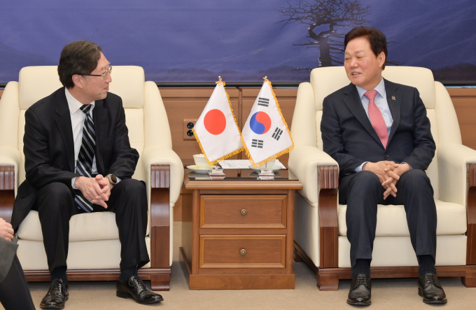 박완수 경남도지사와 오스카 츠요시 주부산일본총영사가 14일 오전 경남도청 접견실에서 환담하고 있다./사진=경남도 제공 