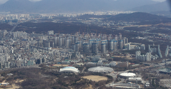 전국 민간 아파트 분양가격이 3.3㎡당 1500만원 선을 넘으며 최근 5년 내 최고가를 기록했다. 분양가 산정의 기반이 되는 택지비를 결정할 때 쓰이는 공시지가가 최근 몇 년 사이 크게 오른데다 원자잿값 상승으로 기본형 건축비가 잇따라 인상한 탓이다. '내집 마련'을 꿈꾸는 이들에게 고분양가가 걸림돌이 되며 분양가 상한제가 적용되는 아파트에 관심이 몰릴 전망이다./사진=뉴시스