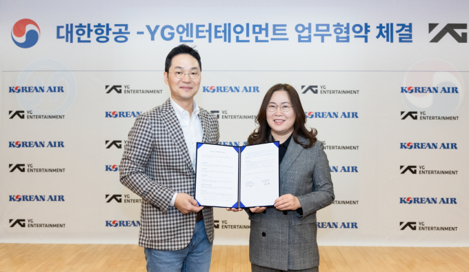 대한항공과 YG엔터테인먼트가 전략적 파트너십 구축을 위한 양해각서(MOU)를 체결했다. 사진은 체결식에 참석한 장성현(왼쪽) 대한항공 마케팅·IT부문 부사장과 황보경 YG 공동대표. /사진=대한항공