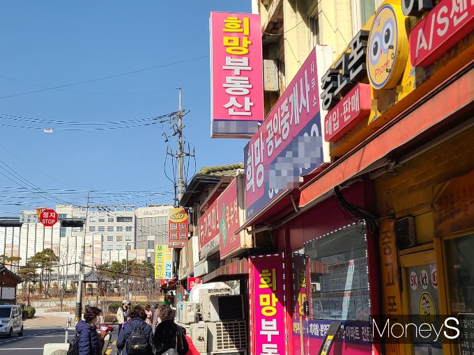 높은 월세에도 학생들은 자취방을 구하는 데 힘을 쏟고 있다. 사진은 서울 서대문구에 위치한 부동산·공인중개사무소. /사진=서진주 기자