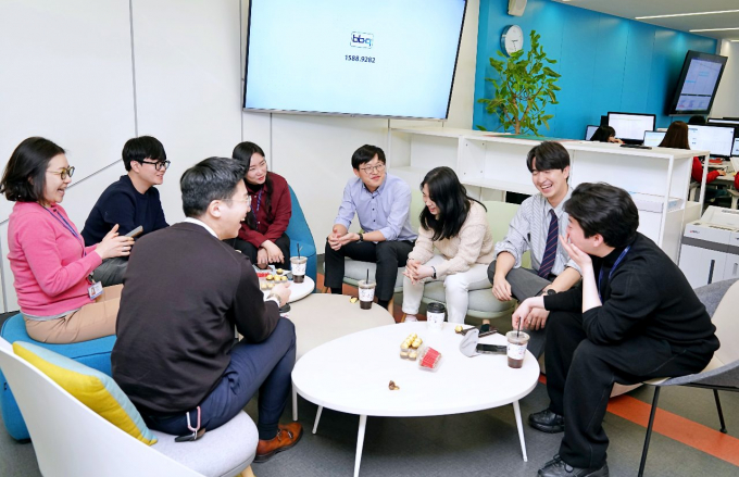 제너시스BBQ가 소통과 공감 문화를 확산하기 위해 시작한 칭찬고래의 수상자와 추천인이 한자리에 모였다.(BBQ 제공)