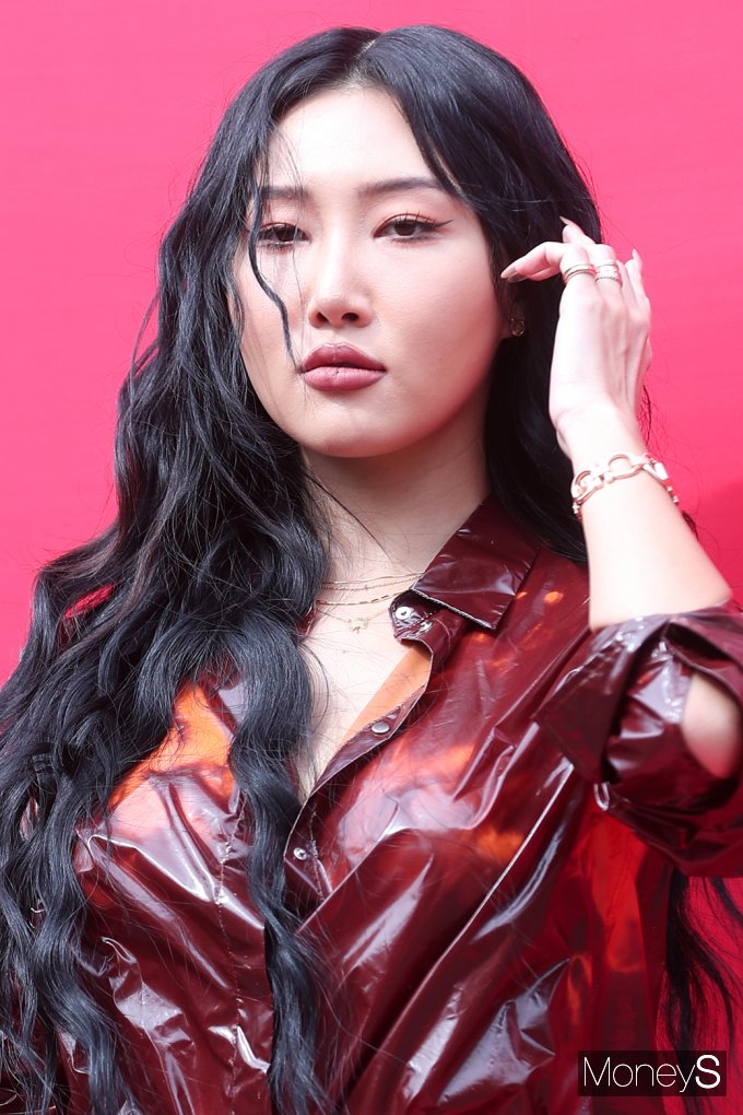 [머니S포토] 페라가모 화사, 강렬한 레드빛 물결