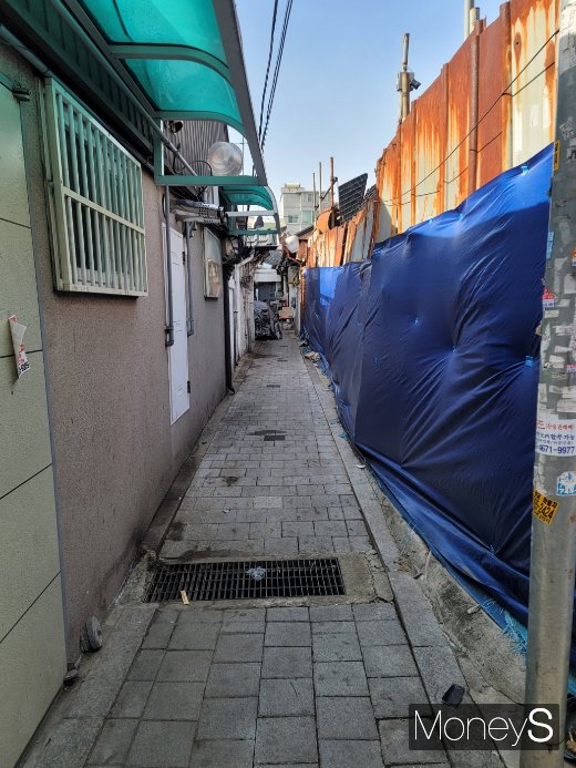 이 일대에는 사람 한 두 명 정도 지나갈 수 있는 좁은 골목들이 많다. /사진=신유진 기자