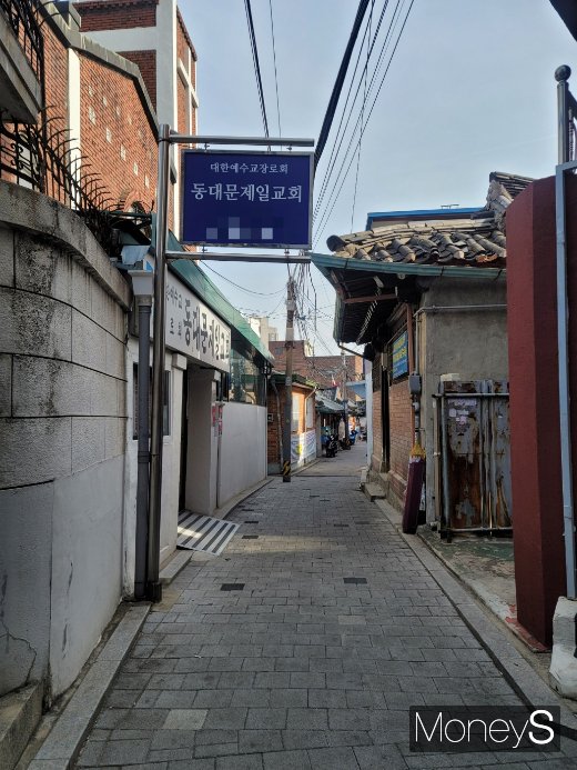 숭인동1169구역 골목길 모습. 교회가 보인다. /사진=신유진 기자