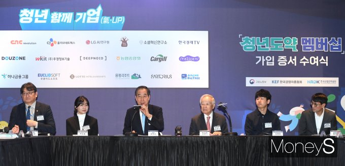 [머니S포토] 한덕수 총리, '청년 함께 기업(氣-UP)' 현장 방문