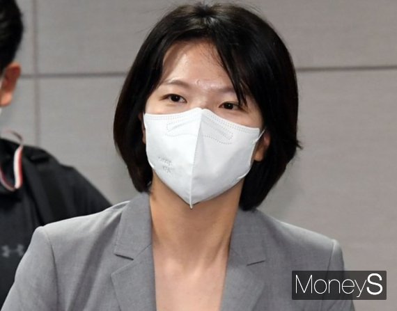 금융감독원에 따르면 최수연 네이버 대표의 지난해 총 보수는 11억원이다. 급여 중 절반 가까이 차지하는 제한조건부 주식(RSU) 지급분이 0%로 책정되며 RSU에 대해 궁금해 하는 이들이 늘었다. 사진은 지난해 6월22일 최 대표가 서울 중구 대한상공회의소에서 열린 디지털 플랫폼 업계 간담회에서 인사하는 모습. /사진=장동규 기자