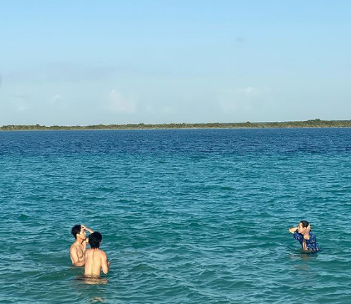 뷔, 최우식, 박서준이 바다에서 휴식을 즐기는 모습이 공개됐다. /사진=최우식 인스타그램