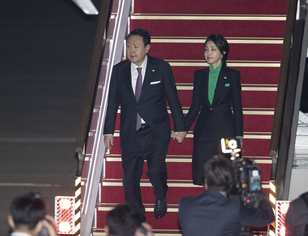 1박2일 동안의 일본 방문 일정을 마친 윤석열 대통령과 김건희 여사가 17일 오후 경기 성남시 서울공항을 통해 귀국했다./사진=뉴스1 
