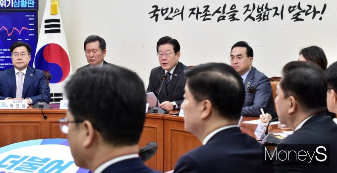  17일 오전 서울 여의도 국회에서 열린 국방위원회 전체회의에서 더불어민주당 노트북에 역사 관련 메시지가 부착됐다. /사진=임한별 기자