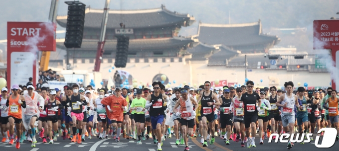 19일 오전 서울 종로구 광화문광장에서 열린 2023 서울마라톤에서 참가자들이 힘차게 출발하고 있다. 이번 대회는 4년 만에 엘리트와 마스터스가 모두 참가하는 오프라인 대회로 열렸다. 2023.3.19/뉴스1 ⓒ News1 김민지 기자