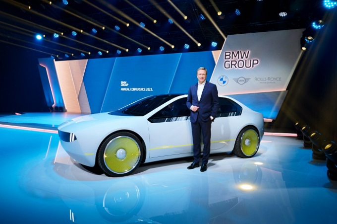 올리버 집세 BMW 그룹 회장과 콘셉트 모델인 BMW i 비전 디(BMW i Vision Dee) /사진제공=BMW 그룹