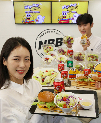 20일 서울 중구 무교동에 위치한 노브랜드 버거 서울시청점에서 모델들이 '그린샐러드 미니'를 소개하고 있다. /사진=신세계푸드