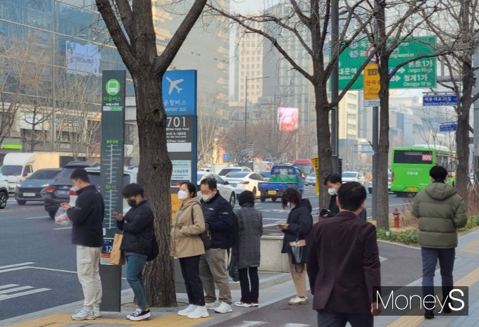 사진은 20일 오전 8시 서울 광화문 인근 버스정류장에서 마스크를 쓴 채 버스를 기다리는 시민들의 모습. /사진=최영찬 기자