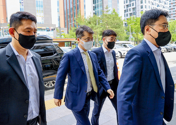 BBQ와 bhc의 법정공방이 이어지는 가운데 박현종 bhc그룹 회장의 발언에 관심이 모인다. 박 회장이 2022년 6월8일 오후 서울 송파구 서울동부지방법원으로 향하고 있다. /사진=뉴스1 DB