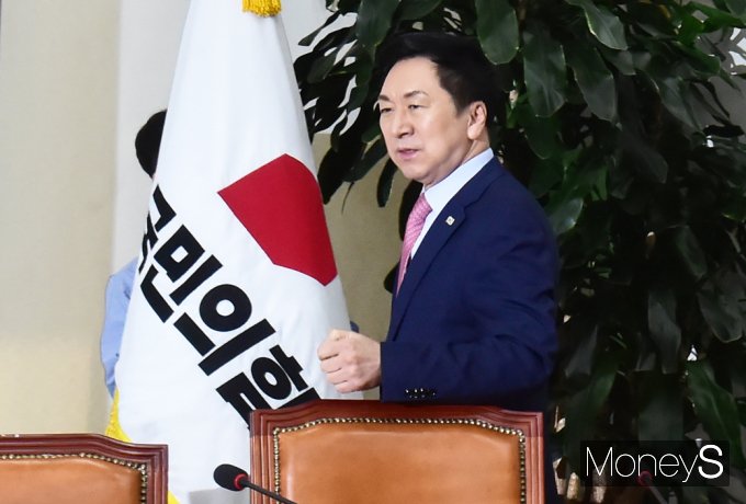 [머니S포토] 국힘 최고위 들어서는 김기현 대표