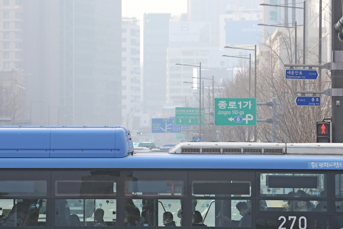 21일 서울 낮 최고 기온이 21도까지 오르지만 일교차는 15도 이상 벌어질 것으로 예상된다. 일부 지역에서는 미세먼지가 '나쁨' 수준으로 예보됐다. 사진은 지난 20일 서울 종로구 세종대로에서 시민들이 마스크를 착용한 채 버스를 이용하고 있는 모습. /사진=뉴스1