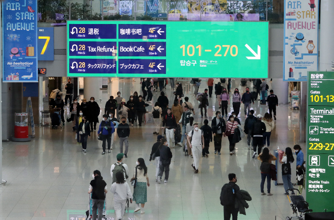 인천국제공항 면세점 복수사업자 선정 결과가 나오면서 면세점 순위 변동 가능성이 제기된다. 인천국제공항 제1여객터미널에서 이용객들이 면세점을 둘러보고 있다. /사진=뉴스1
