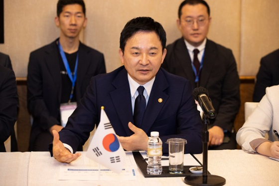 국토교통부가 지난 15일부터 19일까지 4일 간 인도네시아에 민관 '원팀코리아'를 파견해 인니 신수도·메트로 등 총괄 부처?주정부,  지역기구 최고위층과 밀착 외교를 펼쳤다. 이어 '한-인도네시아 New City 협력 포럼'을 성황리에 개최함으로써 기관?기업 간 MOU(양해각서) 5건을 체결하는 한편 양국 120여개 기관이 모여 100여건 비즈니스 미팅을 성사시켰다./사진제공=국토교통부