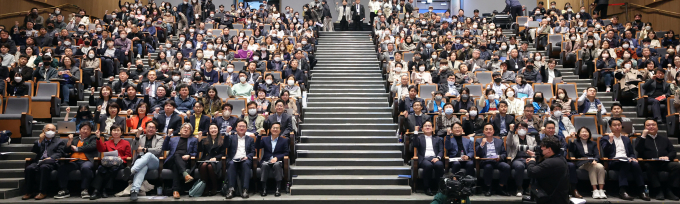 경기도는 생성형 인공지능(AI) 시대가 바꿀 경기도와 대한민국의 미래에 대해 국내 최고 전문가가 총출동해 강연하고 함께 토론하는 자리가 마련됐다. 20일 경기도청 대강당에서 열린 '경바시(경기도를 바꾸는 시간) - 지피티(GPT) 혁신포럼' 개최 모습. / 사진제공=경기도