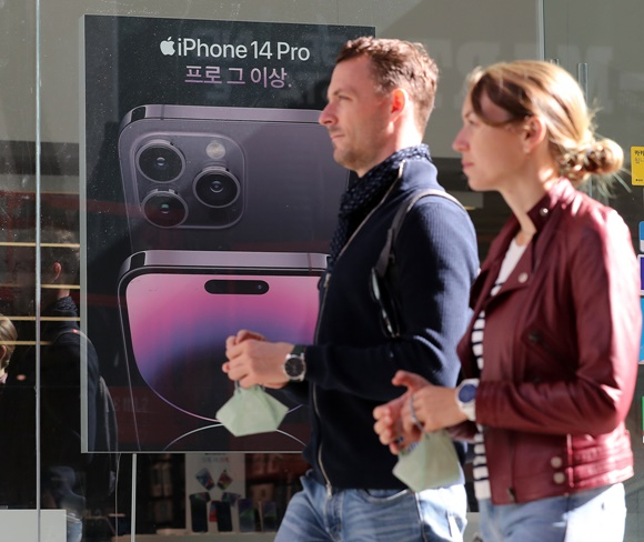 애플이 올 가을 출시할 아이폰15 프로맥스 디스플레이가 역대급 초슬림 베젤을 갖출 것이란 분석이 나왔다.사진은 서울 시내에 위치한 한 애플 리셀러 매장에 걸린 아이폰14프로 광고판. /사진=뉴스1