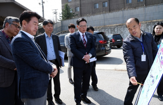 김동근 의정부시장과 강수현 양주시장이 20일 캠프레드클라우드를 찾아 관통 도로 개방을 논의하고 있다. / 사진제공=의정부시 