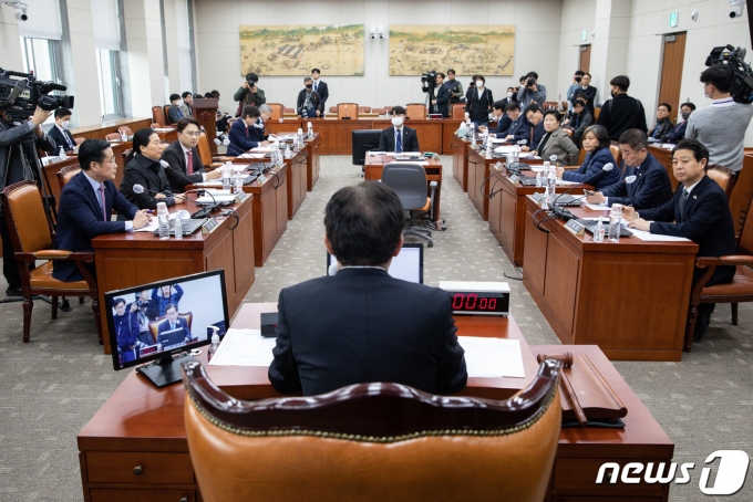 유기홍 국회 교육위원장이 20일 서울 여의도 국회에서 열린 제404회 국회(임시회) 교육위원회 제2차 전체회의를 주재하고 있다. 교육위원회는 이날 정순신 변호사 자녀 학교폭력 진상조사 및 학교폭력 대책 수립을 위한 청문회 실시계획서 채택의 건 등에 대해 논의한다. 2023.3.20/뉴스1 ⓒ News1 유승관 기자