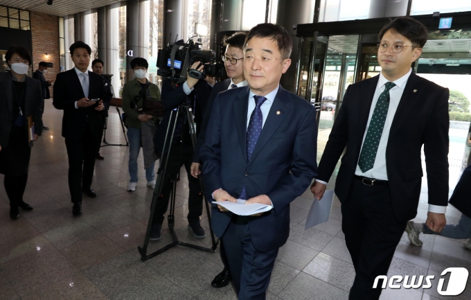 강득구 더불어민주당 정순신 검사특권 진상조사단장을 비롯한 의원들이 20일 오후 서울 서대문구 경찰청을 항의 방문하고 있다. 왼쪽부터 임호선, 강 단장, 전용기 의원. 2023.3.20/뉴스1 ⓒ News1 이동해 기자