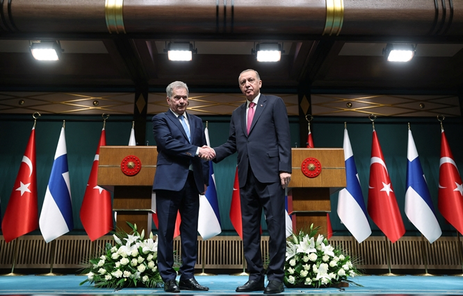 튀르키예가 핀란드의 북대서양조약기구(나토·NATO) 회원국 가입 비준 절차에 들어가기로 결정했지만 쿠르드노동자당(PKK)을 지원하는 스웨덴과는 추가 협상이 필요하다고 밝혔다. 사진은 에르도안 튀르키예 대통령(오른쪽)과 사울리 니니스퇴 핀란드 대통령. /사진=로이터