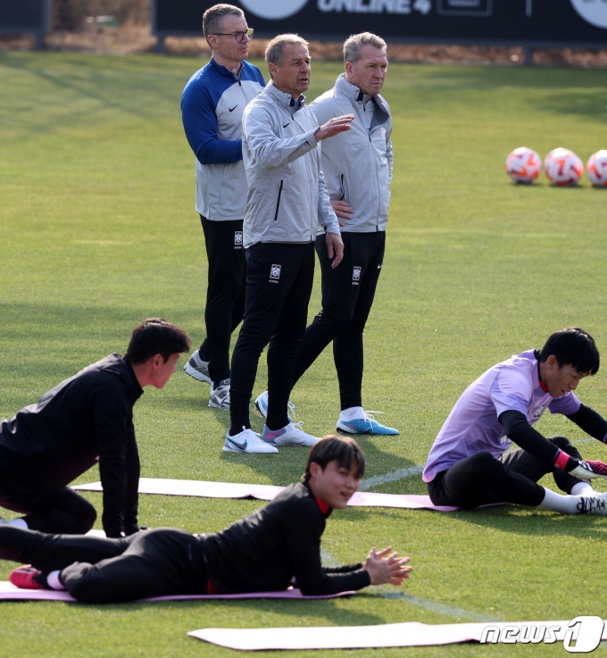 위르겐 클린스만 축구 국가대표팀 감독이 20일 오후 경기 파주트레이닝센터(NFC)에서 열린 첫 소집훈련에서 선수들을 지켜보고 있다. 2023.3.20/뉴스1 ⓒ News1 구윤성 기자